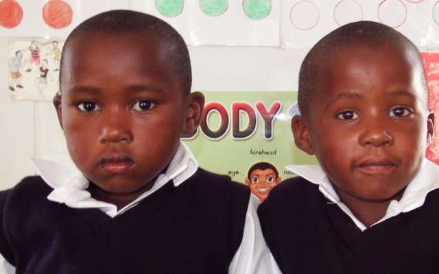 Masakhane Primary School se Gr R tweeling, Qhama en Qhamani